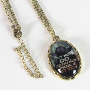 Bioworld - Yoda cameo necklace (front)