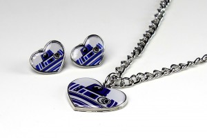 Bioworld - R2-D2 'heart' necklace (with matching stud earrings)