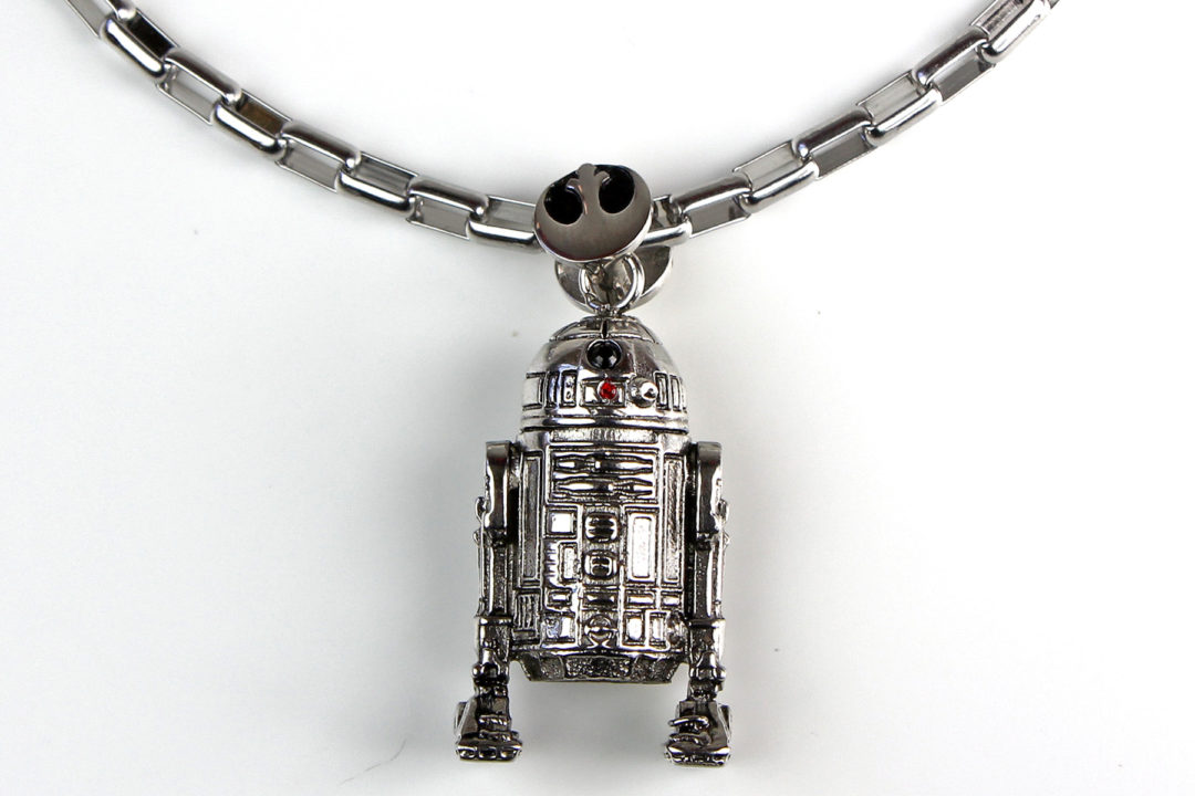 Review - Han Cholo R2-D2 necklace - The Kessel Runway