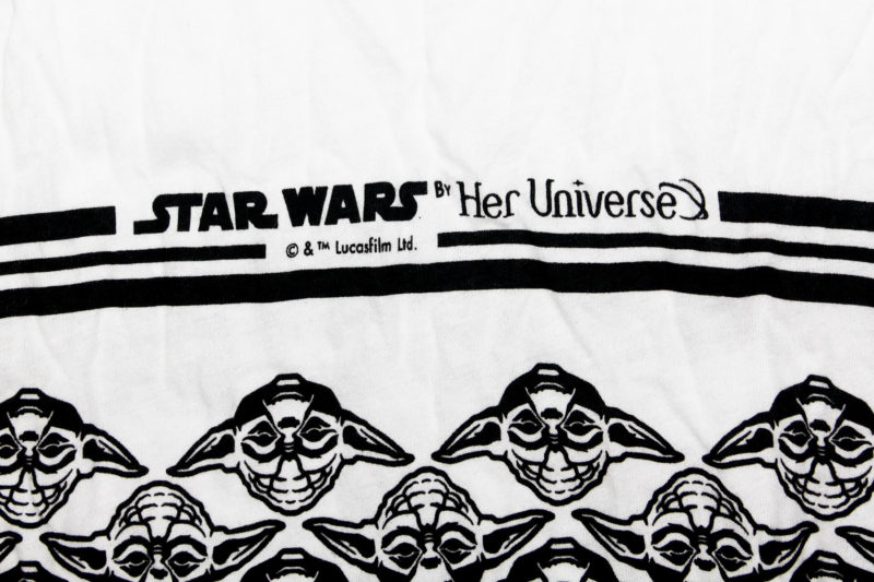 Her Universe - Yoda print scarf