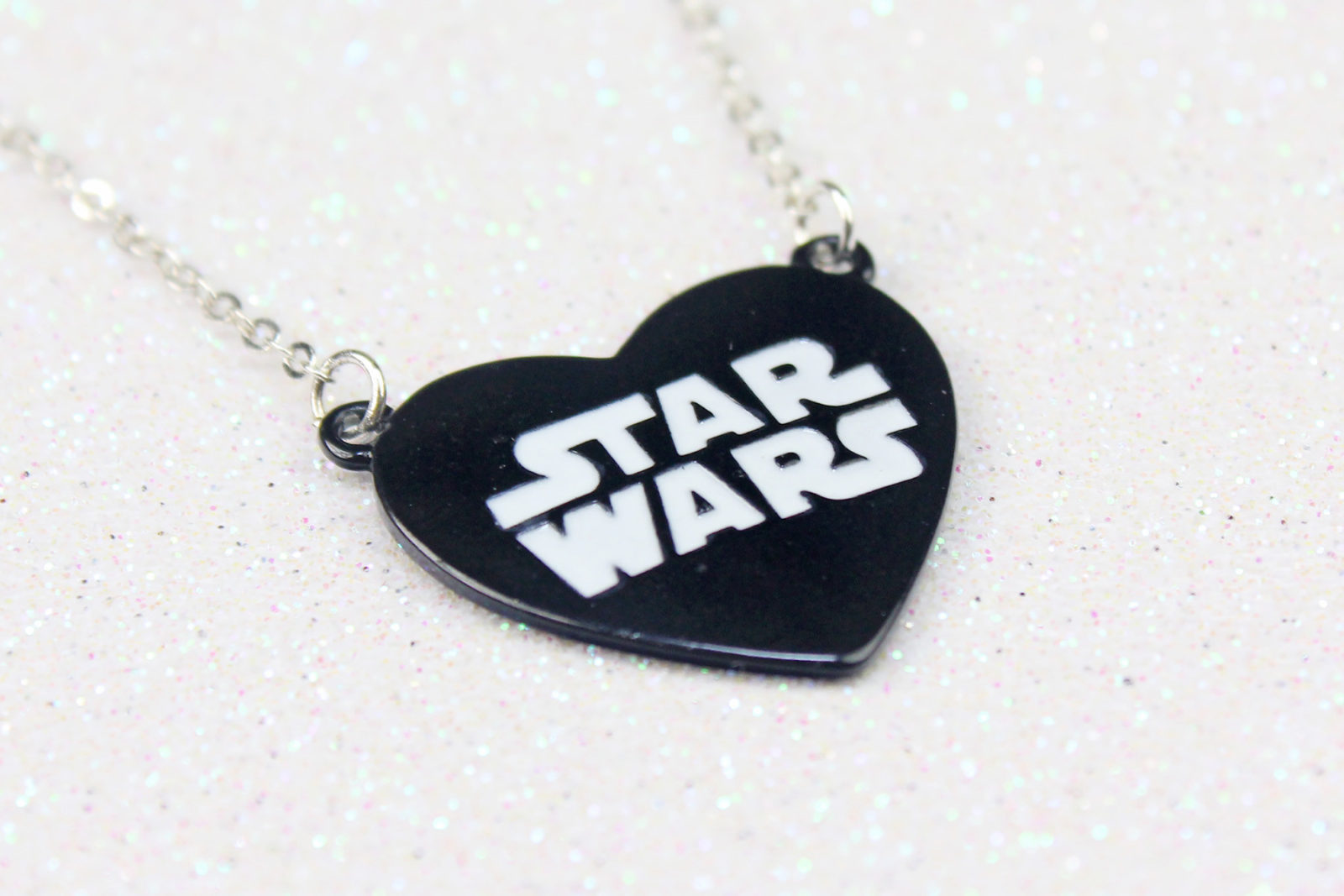 Review – Disney x Star Wars heart necklace